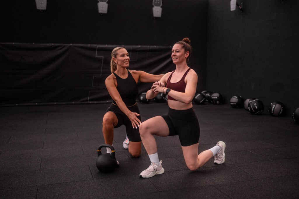 Personal Trainerin betreut Kundin beim funktionellen Training .Fitnessstudio .Köln.